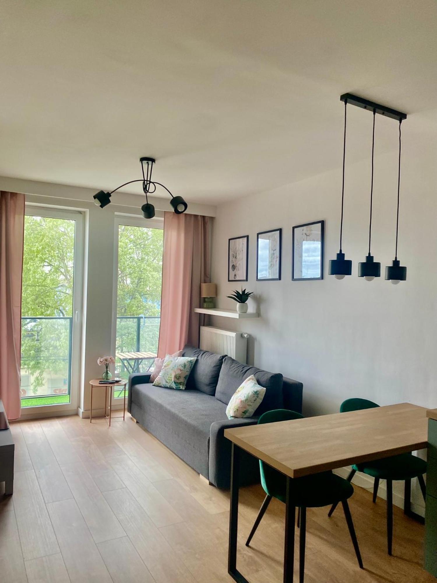 Airport Green Apartment Kl21 - Air Condition & Free Parking ワルシャワ エクステリア 写真